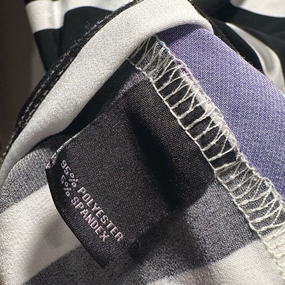 3x25* Investments Blue Floral Top B&W Stripes Size Small Stretchy & Elegant - Picture 11 of 15